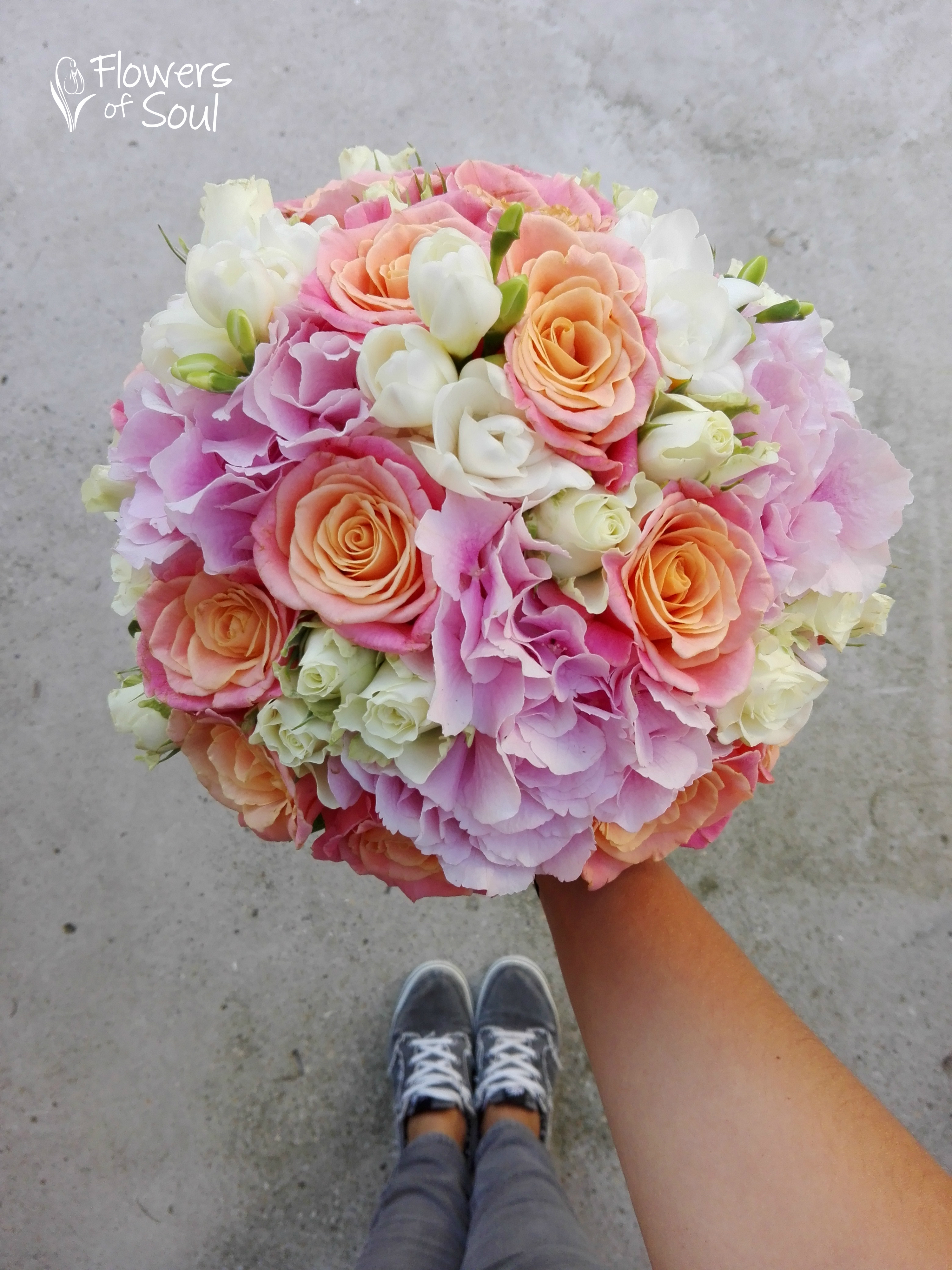 Buchet cu hortensie, trandafiri Miss Piggy, mini roze și frezii