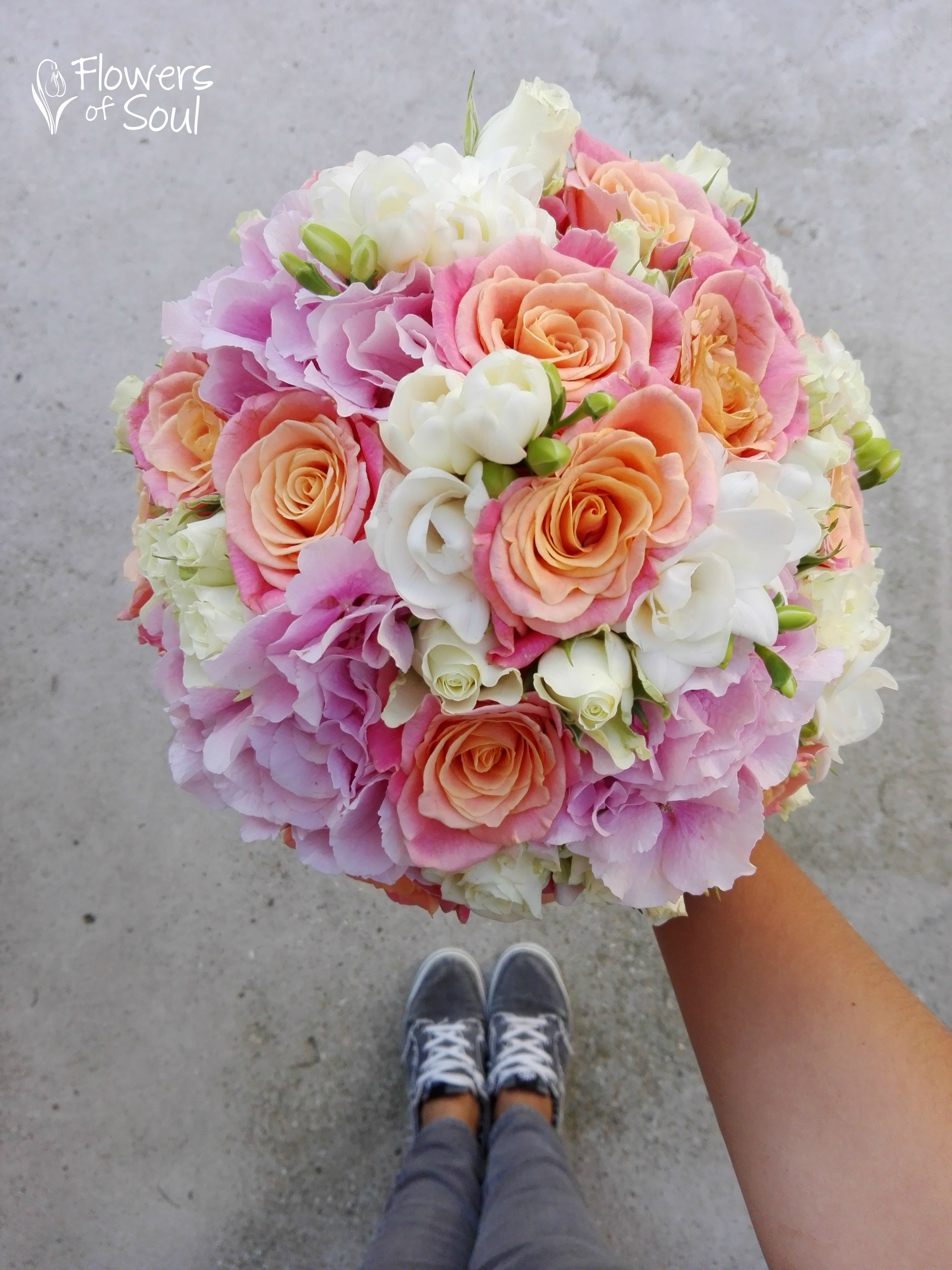 Buchet cu hortensie, trandafiri Miss Piggy, mini roze și frezii - imagine 2