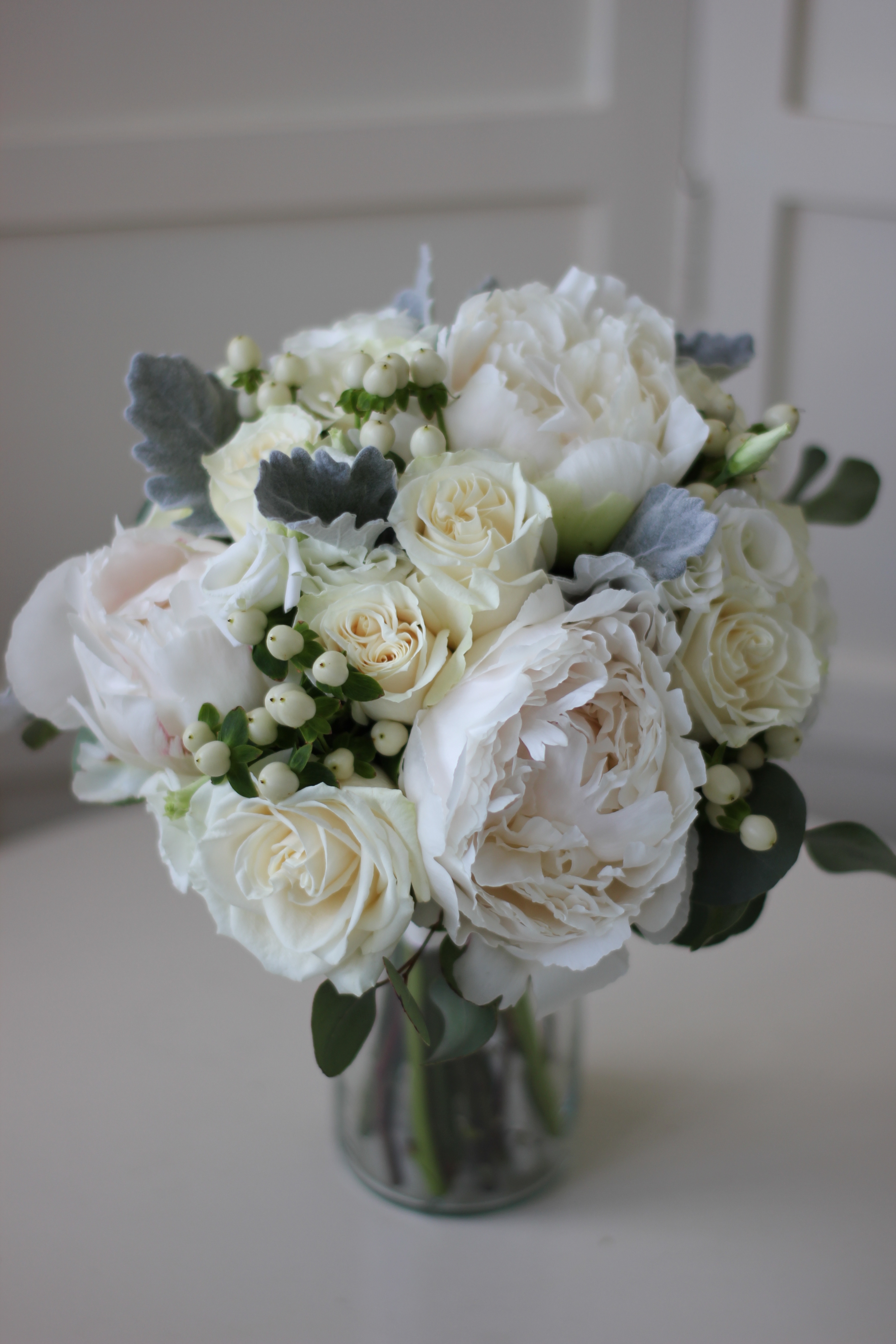 Buchet cu bujori, lisianthus, trandafiri și hypericum - imagine 2