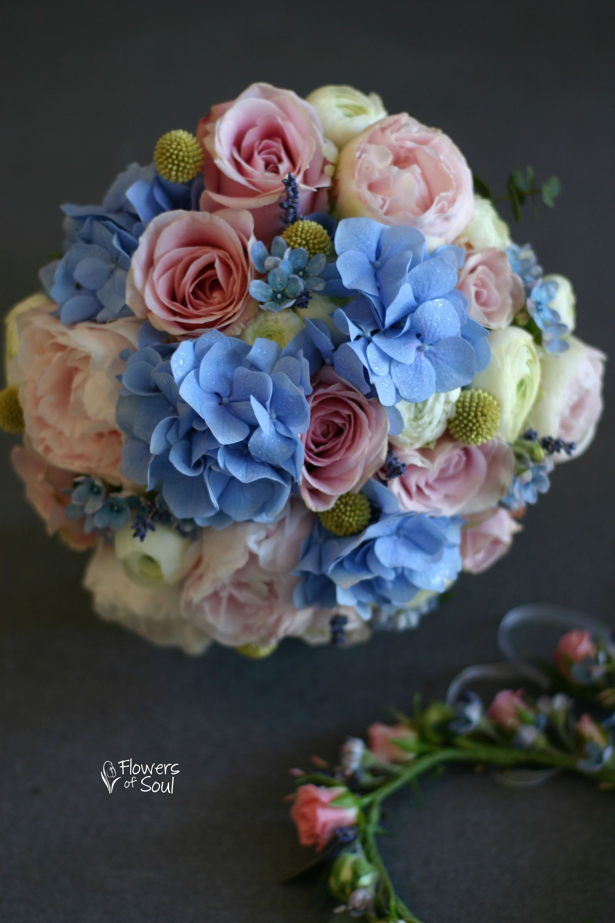 Buchet cu bujori, ranunculus, hortensie, oxypetalum, craspedia și trandafiri - imagine 2