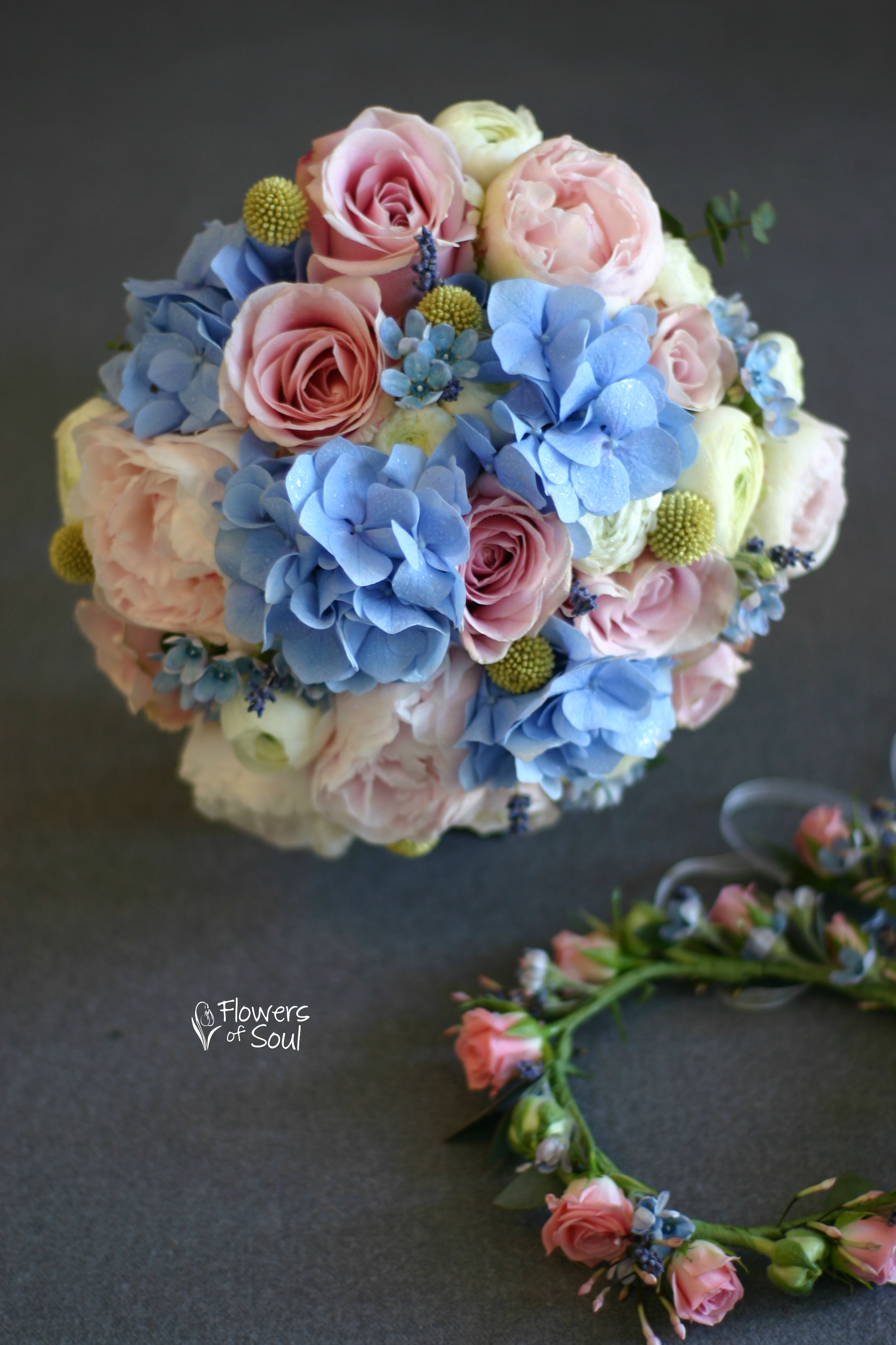 Buchet cu bujori, ranunculus, hortensie, oxypetalum, craspedia și trandafiri - imagine 3