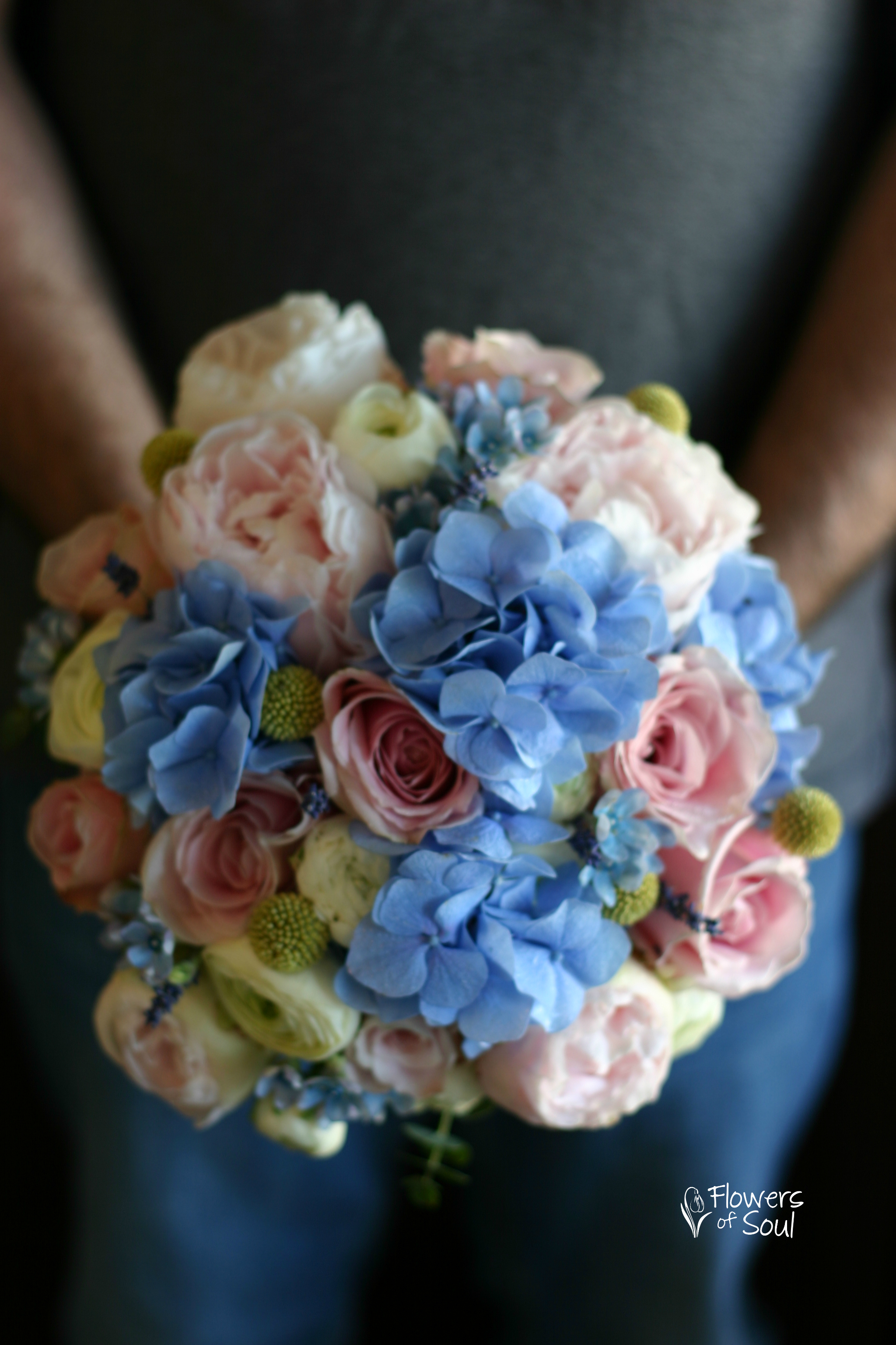 Buchet cu bujori, ranunculus, hortensie, oxypetalum, craspedia și trandafiri - imagine 4