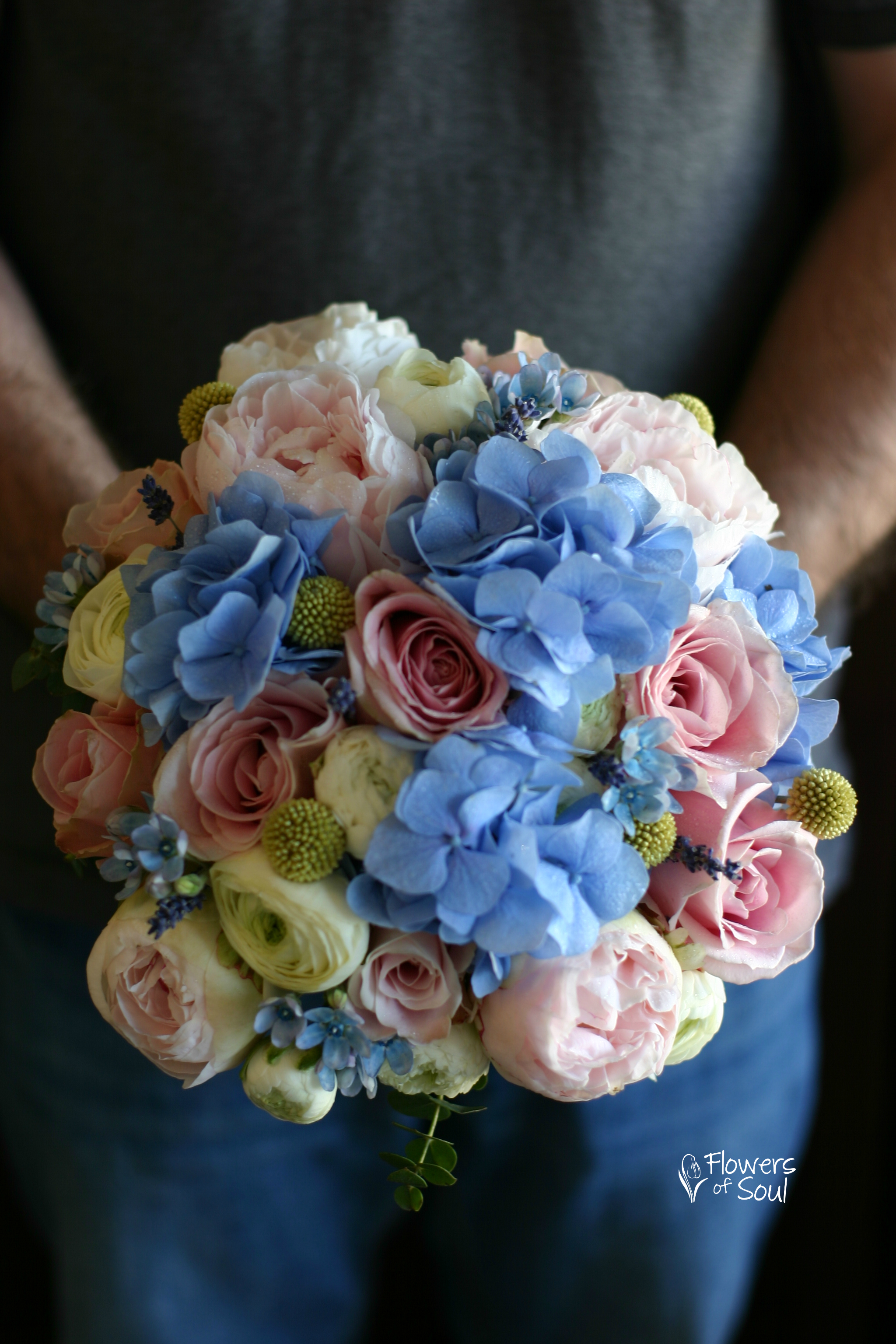 Buchet cu bujori, ranunculus, hortensie, oxypetalum, craspedia și trandafiri