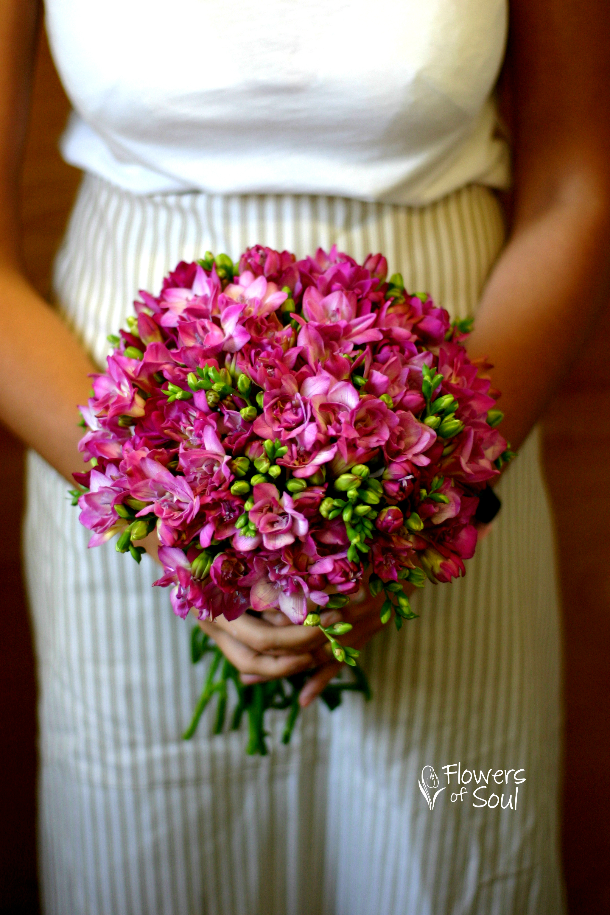Buchet cu frezii fucsia
