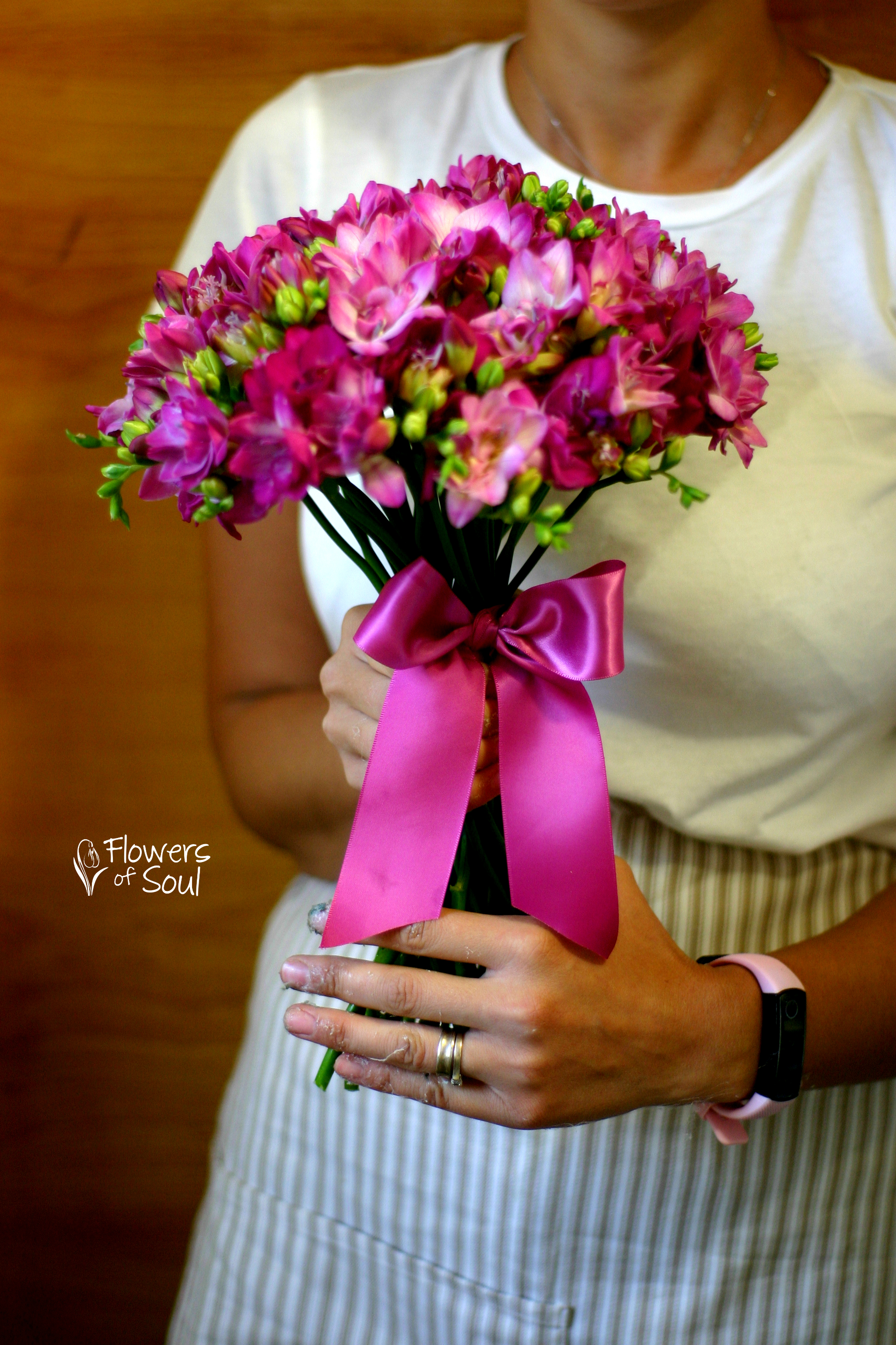 Buchet cu frezii fucsia - imagine 2