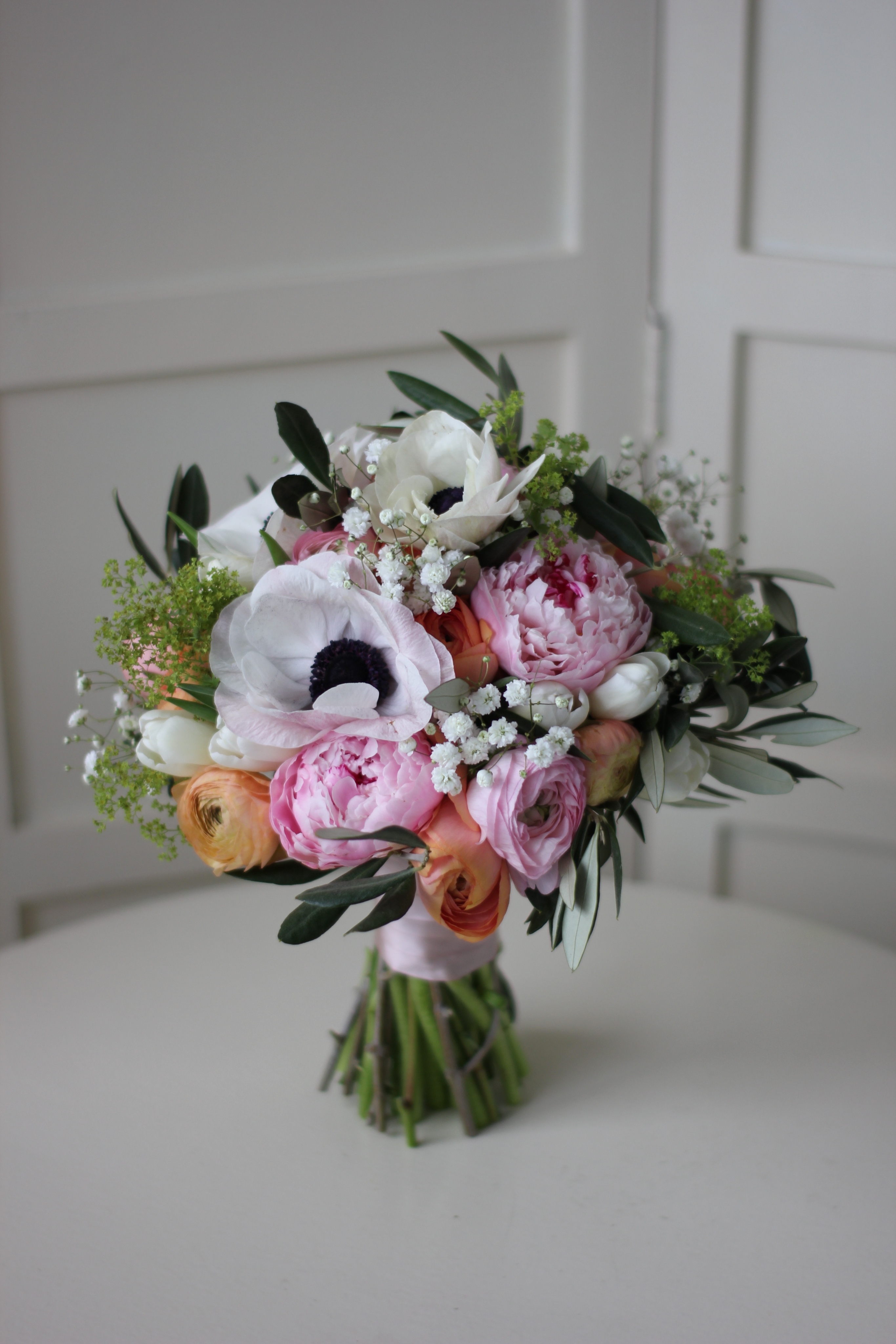 Buchet cu bujori, anemone, ranunculus și lalele - imagine 2