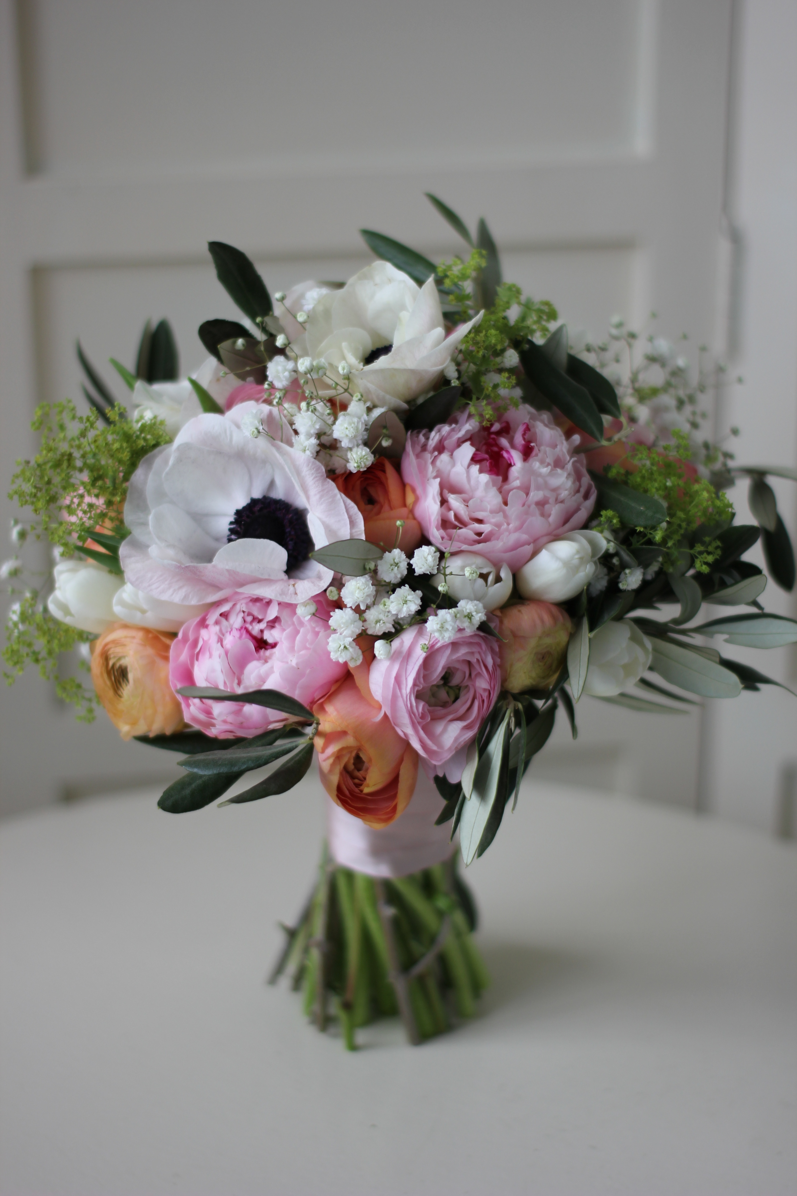 Buchet cu bujori, anemone, ranunculus și lalele