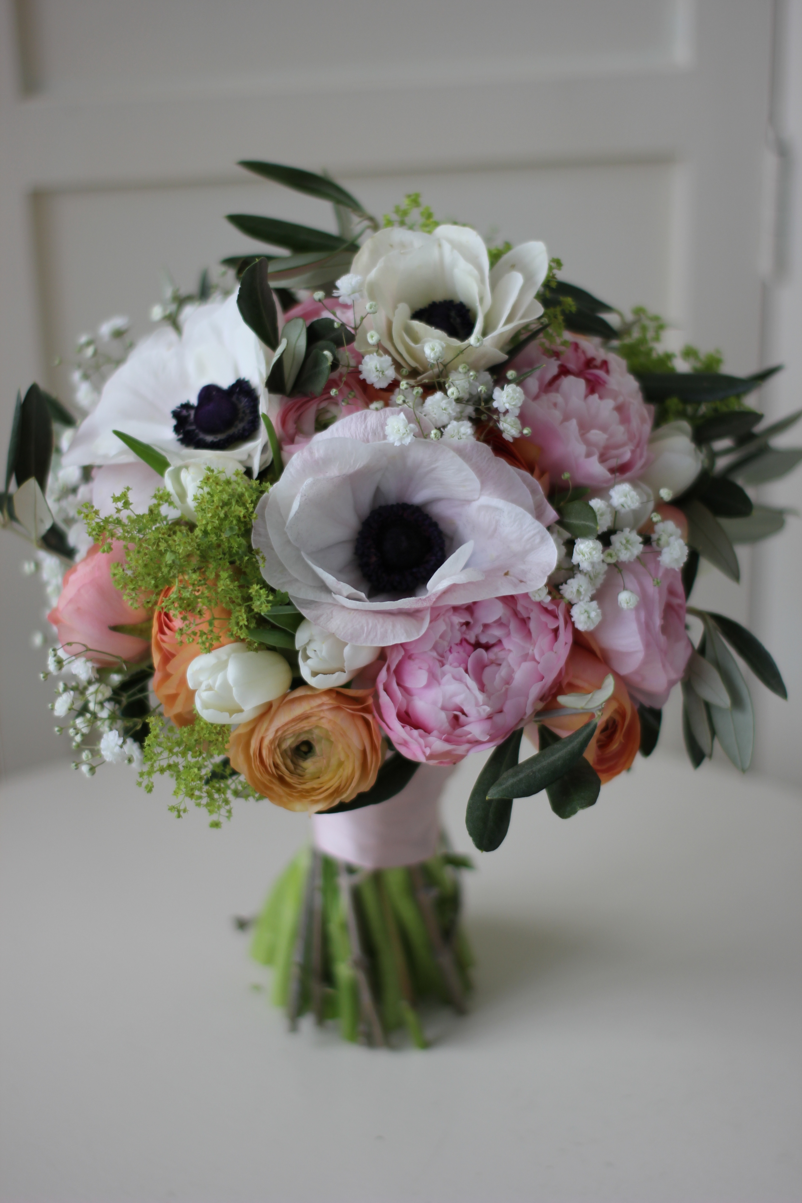 Buchet cu bujori, anemone, ranunculus și lalele - imagine 3