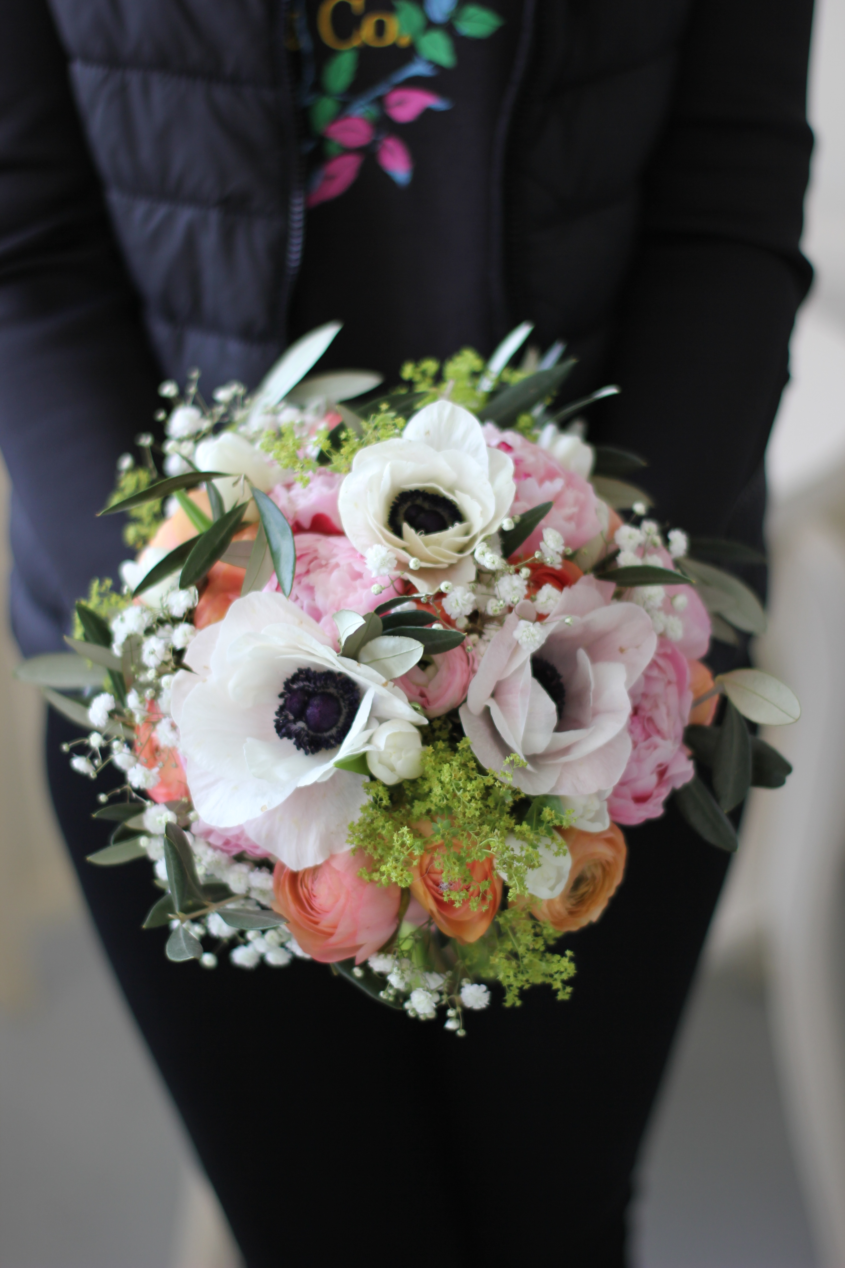 Buchet cu bujori, anemone, ranunculus și lalele - imagine 4