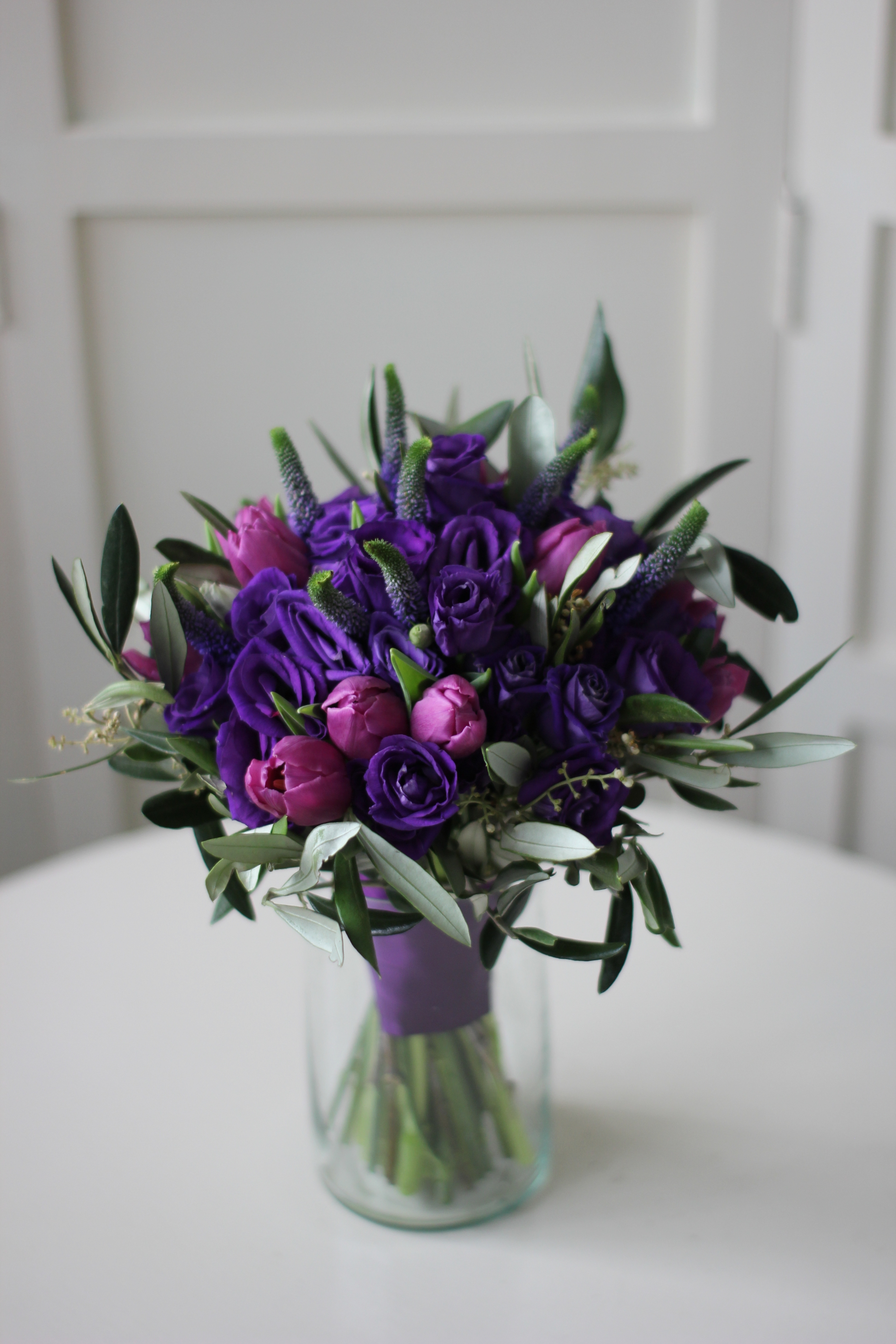 Buchet cu lalele și lisianthus mov