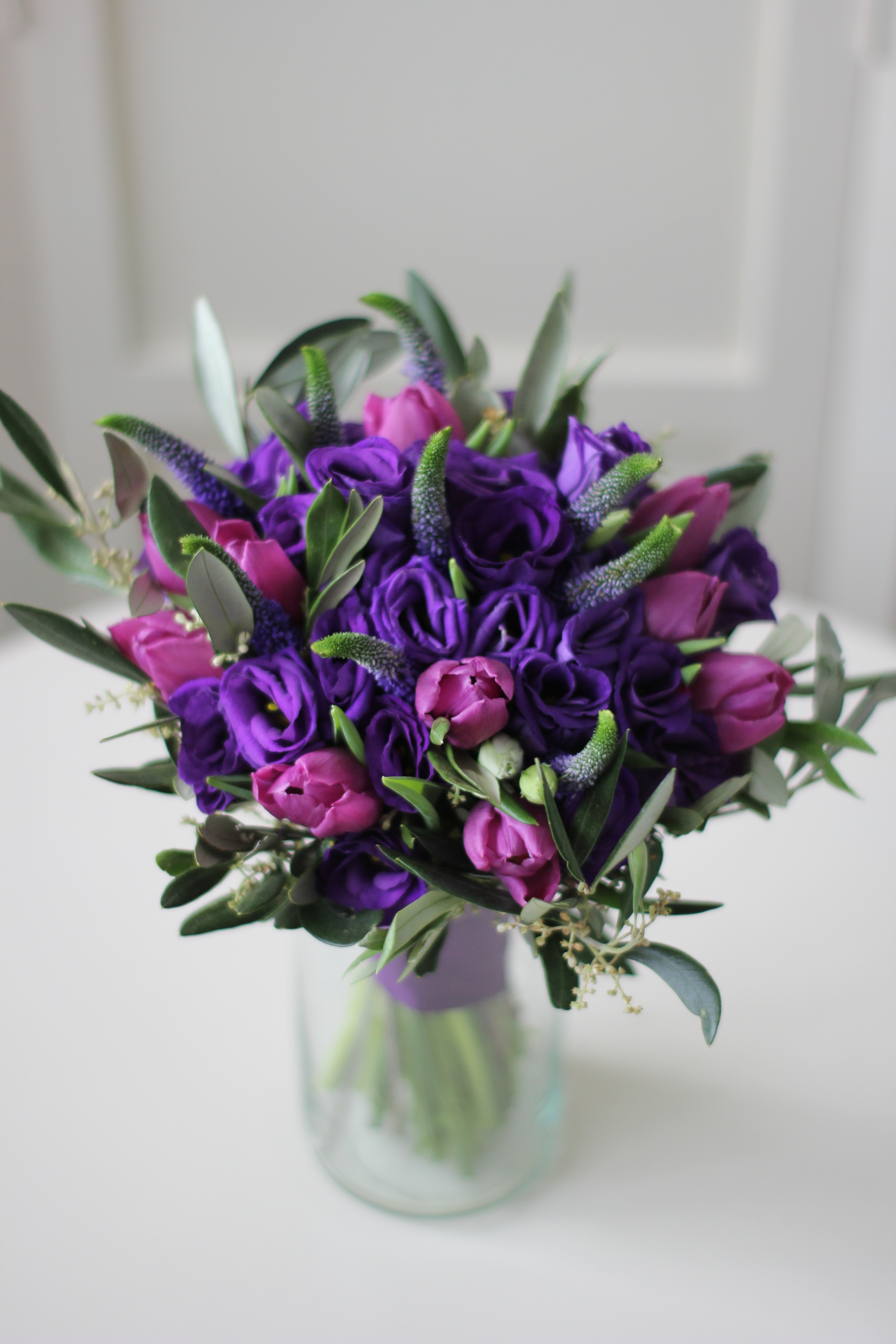 Buchet cu lalele și lisianthus mov - imagine 2