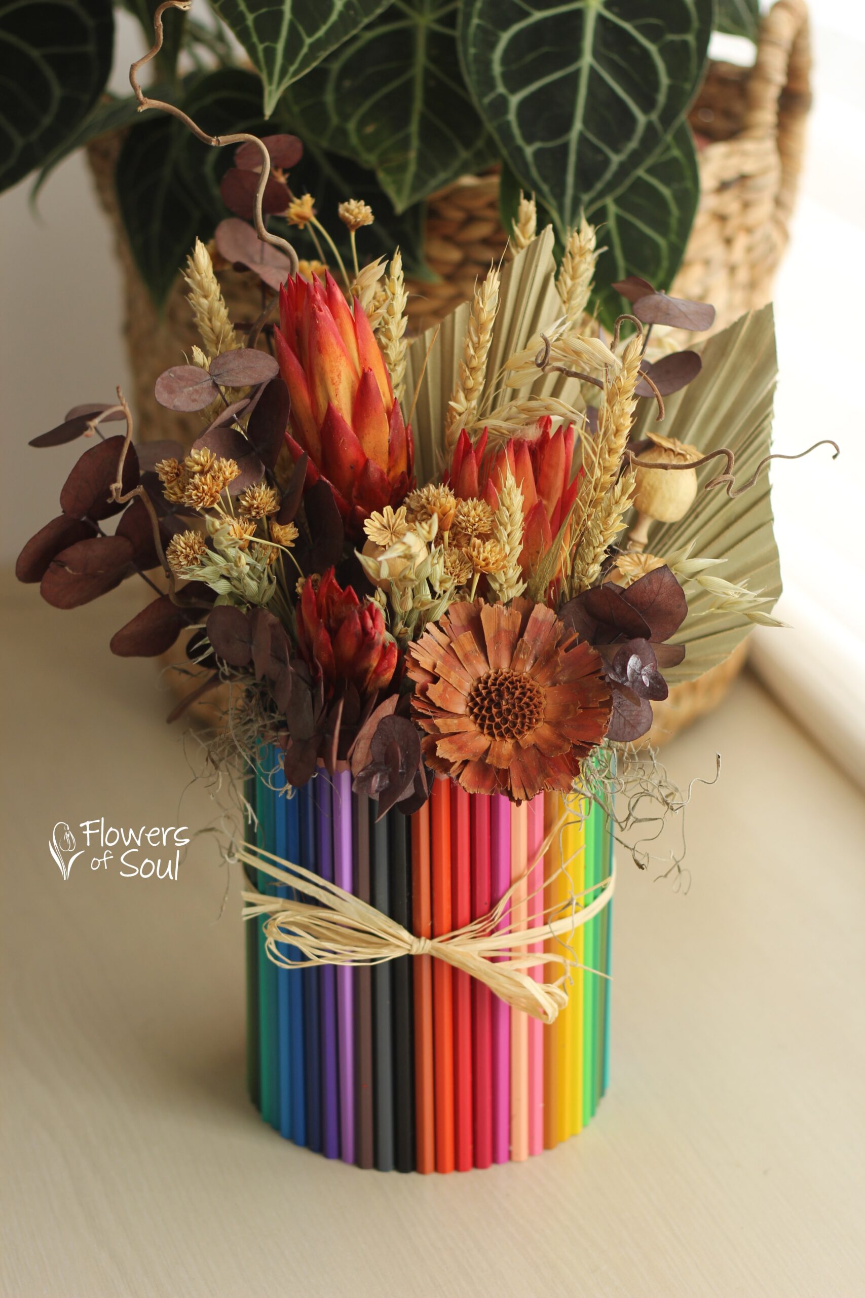 Aranjament floral cu creioane colorate și flori conservate
