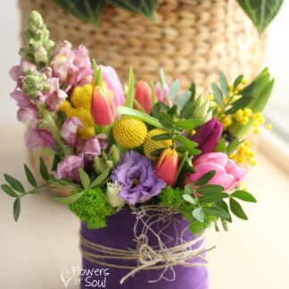 Aranjament floral realizat în cutie de catifea mov