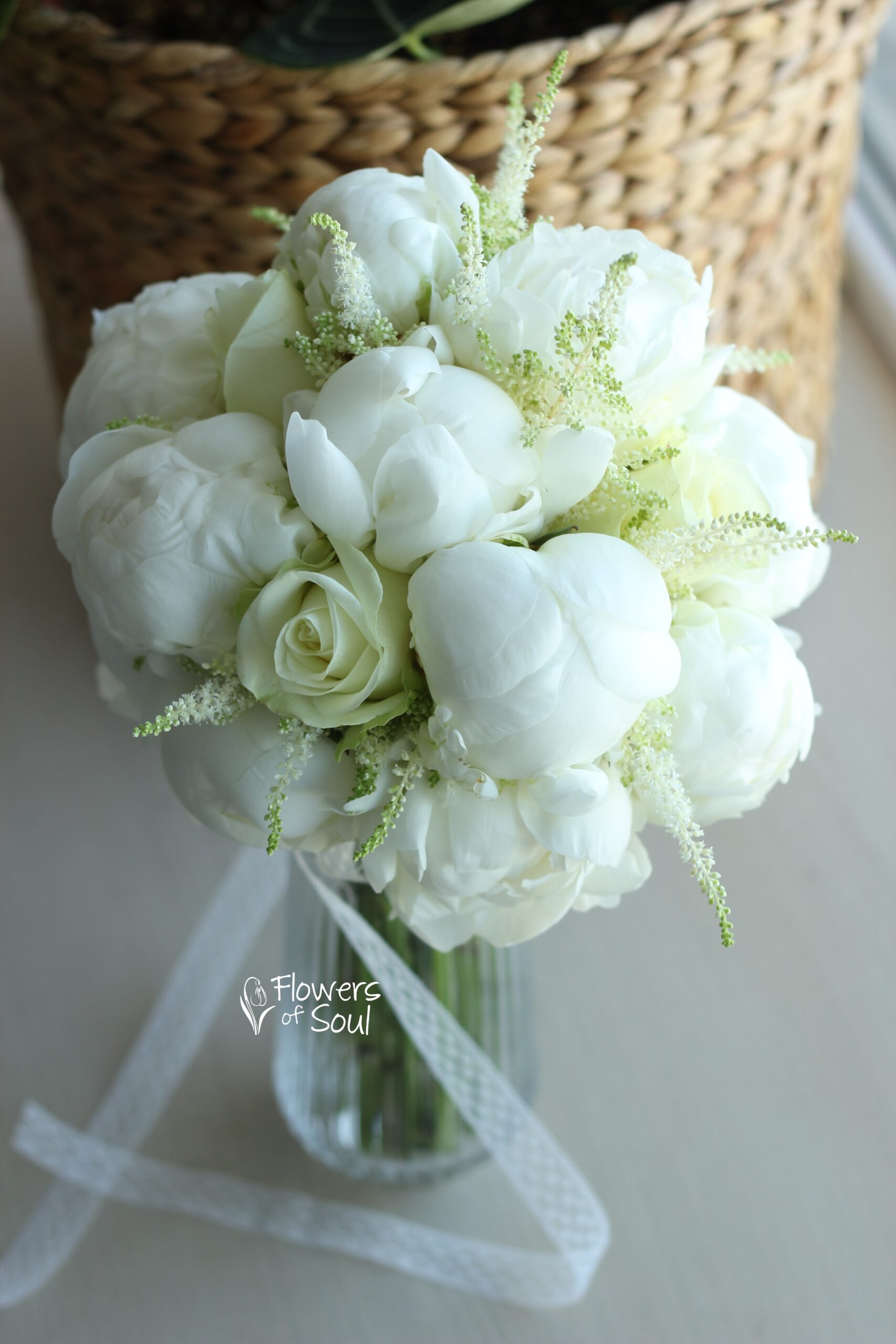 Buchet cu trandafiri, bujori albi și astilbe