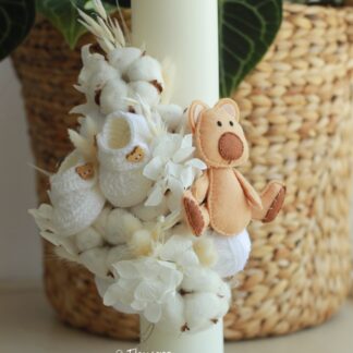 Lumânare de botez cu flori albe și ursuleț
