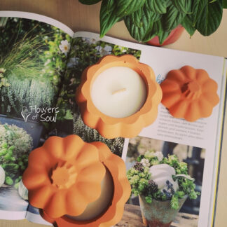 Lumânare din ceară de soia turnată în vas sub formă de dovleac