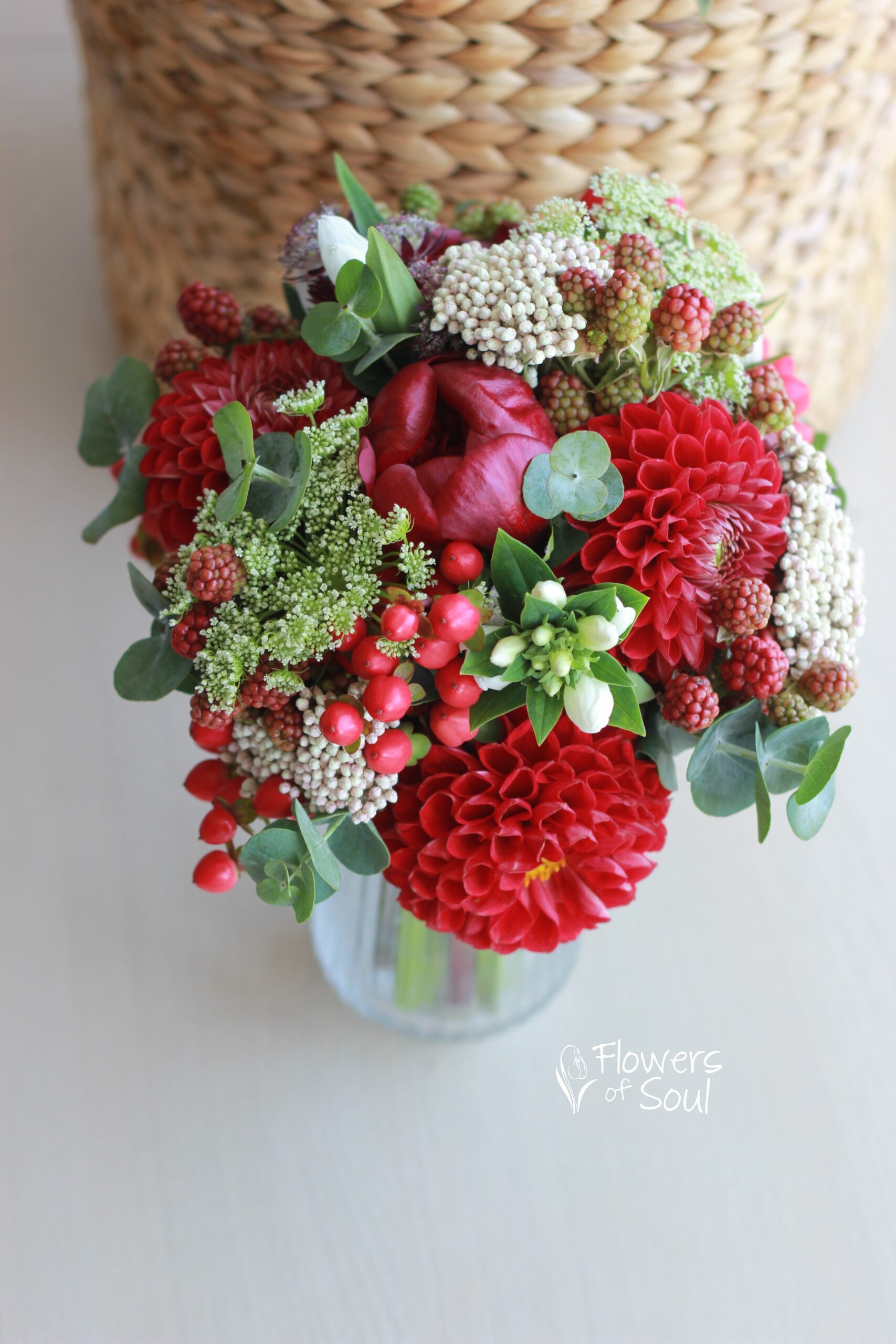 Buchet lejer cu bujori și dalii - imagine 2