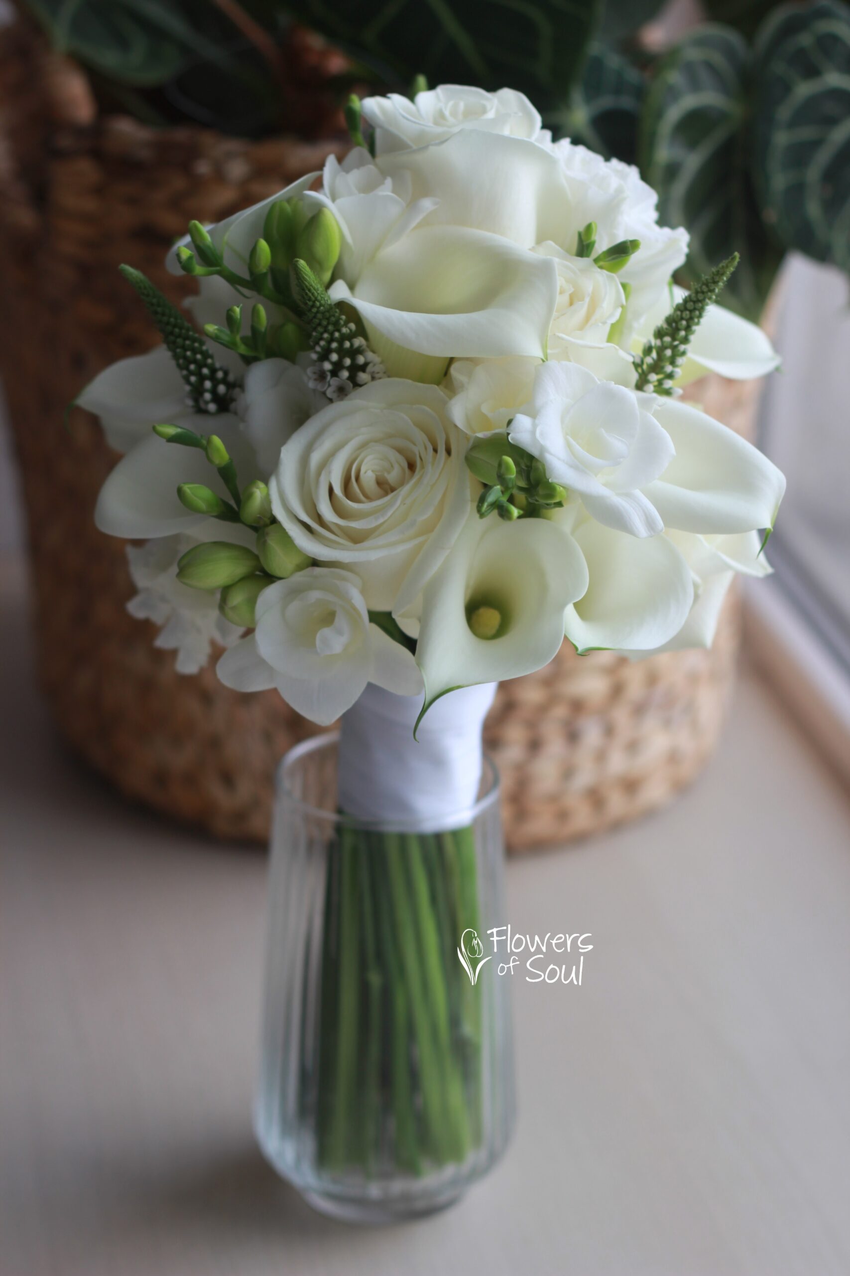 Buchet cu trandafiri, cale și lisianthus