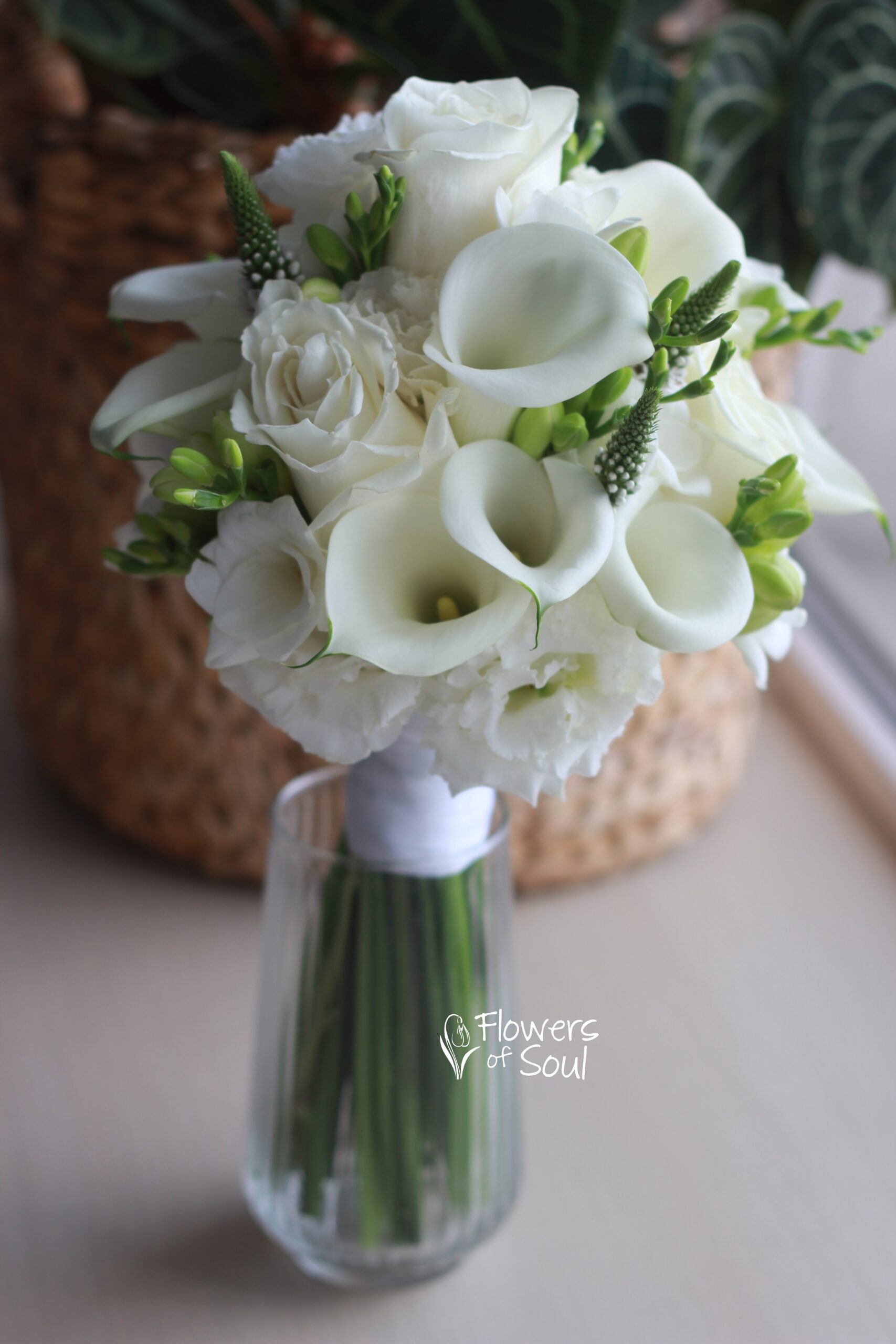 Buchet cu trandafiri, cale și lisianthus - imagine 2