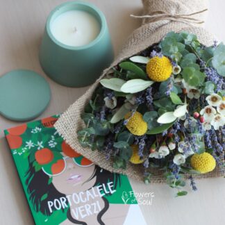 Carte, lumânare din ceară de soia și buchet cu lavandă, waxflower și craspedia