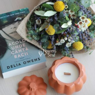 Carte, lumânare din ceară de soia și buchet cu lavandă, waxflower și craspedia