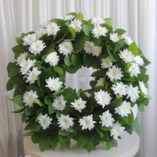 Coroană funerară cu crizanteme, 70cm diametru