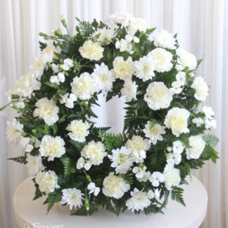 Coroană funerară cu garoafe, garofițe și crizanteme, 50cm diametru