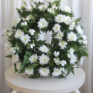 Coroană funerară cu garofițe și crizanteme, 50cm diametru