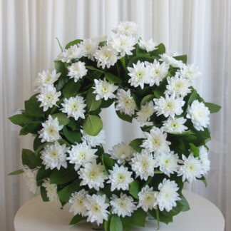 Coroană funerară cu crizanteme, 50cm diametru