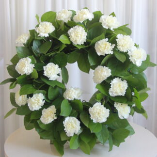 Coroană funerară cu garoafe, 50cm diametru