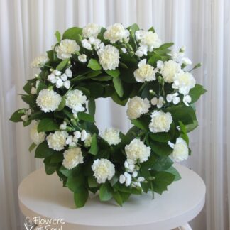 Coroană funerară cu garoafe și garofițe, 50cm diametru