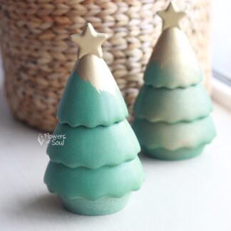 Lumânare din ceară de soia turnată în vas sub formă de brad