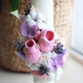 Lumânare de botez cu flori de lavandă, flori de bumbac și botoșei