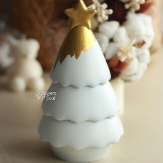 Lumânare din ceară de soia turnată în vas sub formă de brad alb