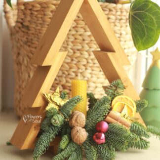 Suport din lemn sub formă de brad, lumânare din ceară naturală de albine și coroniță din brad