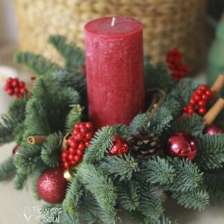 Aranjament pentru masa de sărbători cu brad și lumânare roșie