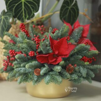 Aranjament pentru masa de sărbători cu brad și crăciuniță