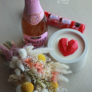 Prosecco, buchet, lumânare și boboane de ciocolată - Love
