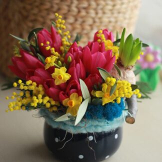 Aranjament floral cu lalele, mini narcise, mimosa și bulb de zambilă