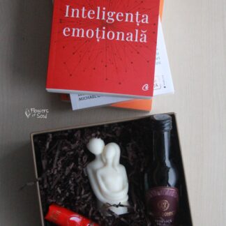 Carte, lumânare, vin roșu și bomboane de ciocolată - Pentru El