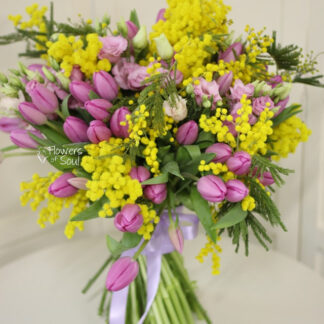 Buchet cu 50 lalele, lisianthus și Mimosa