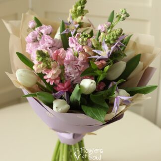 Buchet cu lalele, mathiola și gura leului