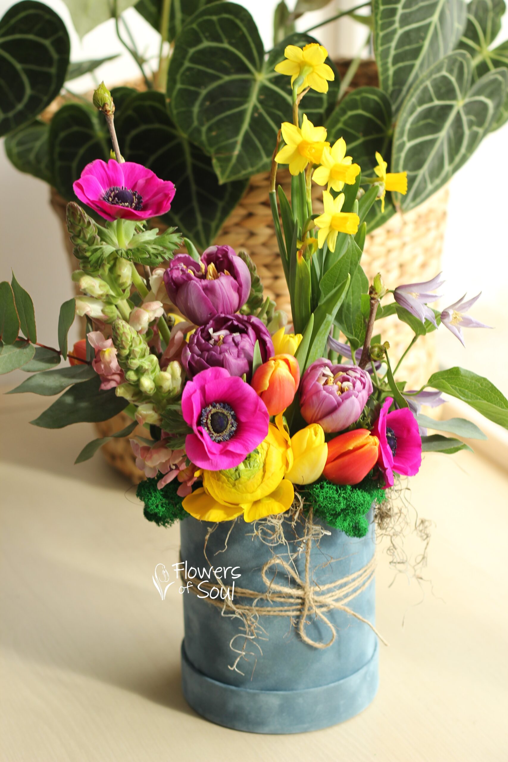 Aranjament floral realizat în cutie de catifea bleu