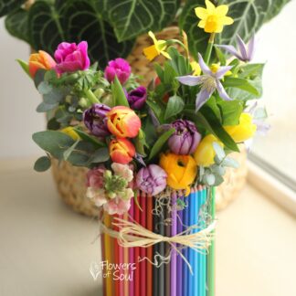 Aranjament floral realizat în cutie colorată cu creioane