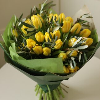 Buchet cu 41 lalele galbene și crenguțe înmugurite