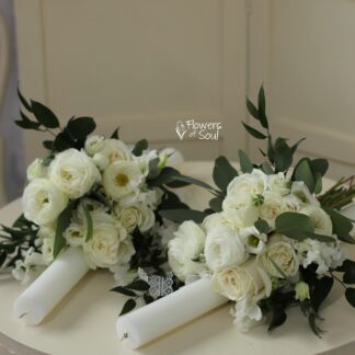 Lumânări subțiri de cununie cu ranunculus, lathyrus și trandafiri