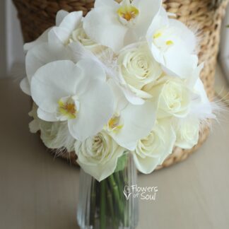 Buchet cu trandafiri albi Playa Blanca și orhidee Phalaenopsis