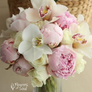 Buchet cu bujori roz, orhidee și trandafiri