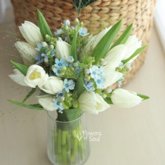 Buchet cu oxypetalum bleu și lalele albe