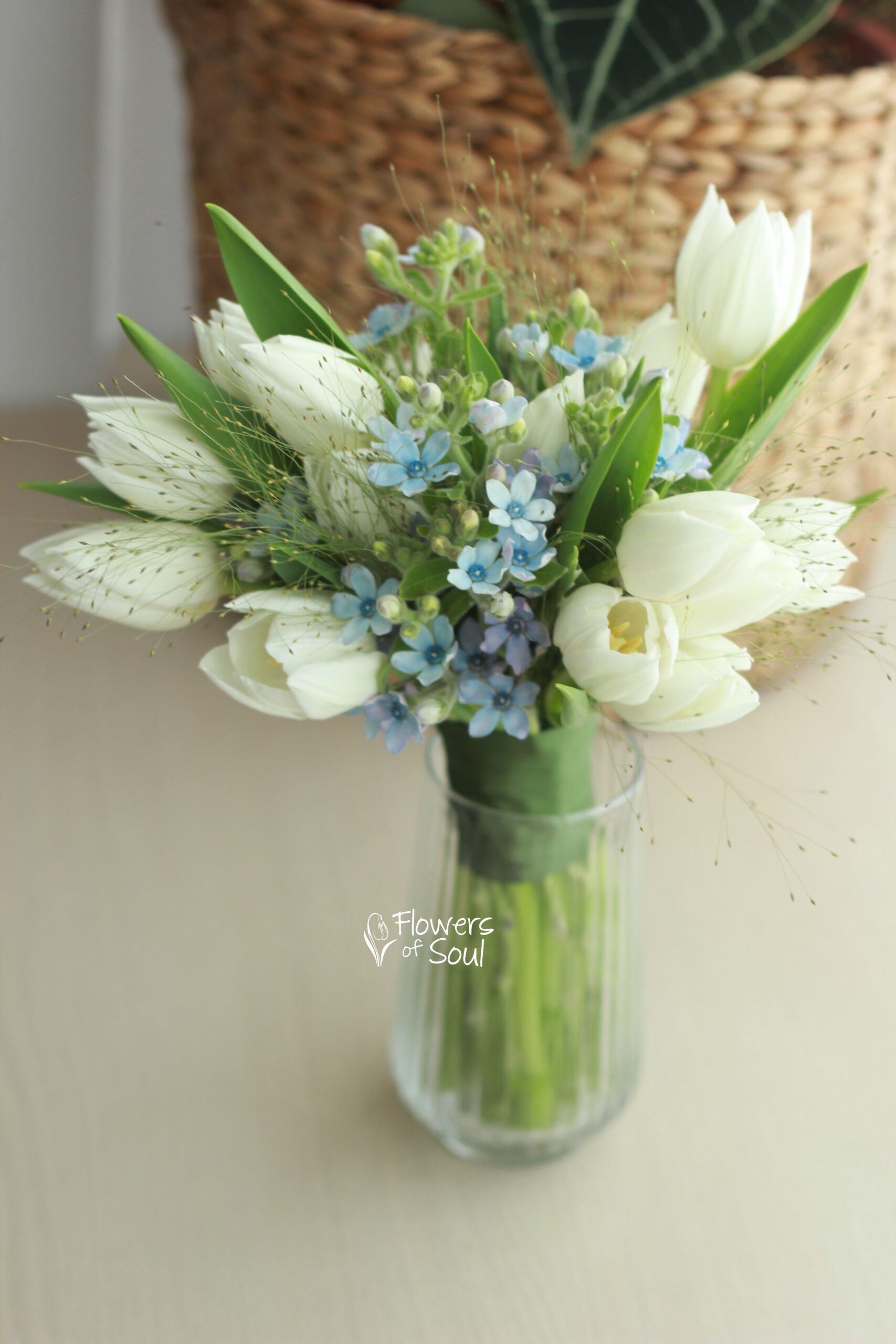Buchet cu oxypetalum bleu și lalele albe - imagine 2